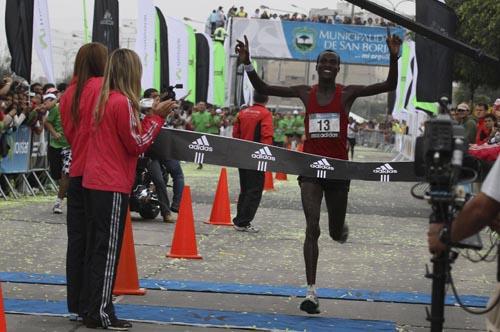 O queniano Peter Lemayian venceu a prova masculina, disputada simultaneamente com a Maratona de Lima, com 2:16.57 / Foto:Divulgação